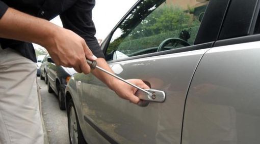 Paura alla rotonda: “Quell’uomo tenta di aprire le auto in corsa”