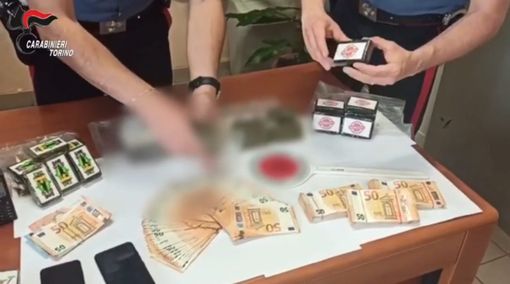 Spaccio, i carabinieri sequestrano oltre 4 kg di droga: arrestati due corrieri Spaccio, i carabinieri sequestrano oltre 4 kg di droga: arrestati due corrieri