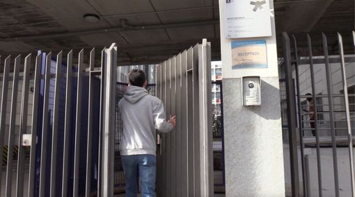 L’aggressore arrivava da fuori e indossava una felpa bianca