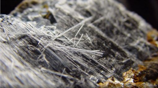 Amianto lungo i fili del telefono: indennizzata la vedova di un dipendente Telecom per 100mila euro