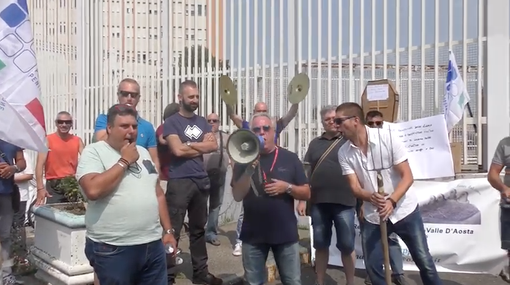&quot;Senza divise e con le blatte in mensa&quot;: esplode la protesta degli agenti della polizia penitenziaria [VIDEO]