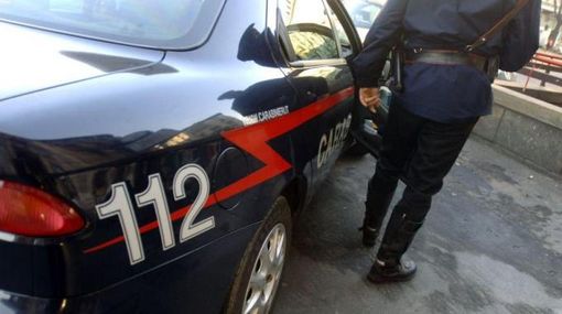 Mazzè, becca il ladro mentre ruba in casa e lo fa arrestare dai carabinieri Mazzè, becca il ladro mentre ruba in casa e lo fa arrestare dai carabinieri
