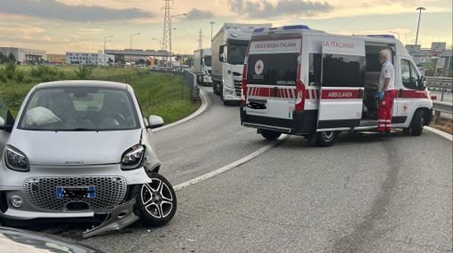 Settimo, scontro tra due auto al casello: disagi per la circolazione