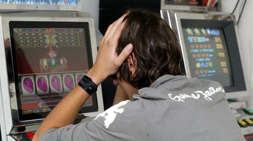 Trofarello, perde denaro al gioco e inscena una rapina per coprire il debito