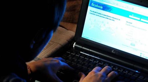 Riconosce su Facebook i ladri che lo avevano rapinato, 3 arresti