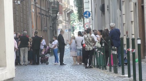 La Torino in ginocchio fa la fila al banco dei pegni: lunghe code per sfuggire alla povertà [FOTO e VIDEO]