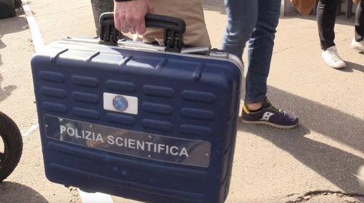 Polizia scientifica in azione Polizia scientifica in azione