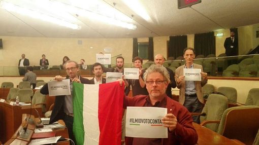 Protesta M5S in Consiglio regionale: esposti cartelli con su scritto "Il mio voto conta" Protesta M5S in Consiglio regionale: esposti cartelli con su scritto "Il mio voto conta"