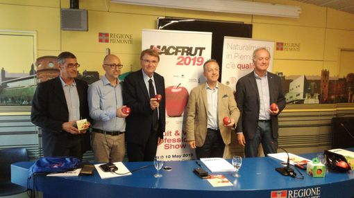 Il Piemonte è alla frutta: e se la gode da protagonista insieme alla sua mela rossa Il Piemonte è alla frutta: e se la gode da protagonista insieme alla sua mela rossa