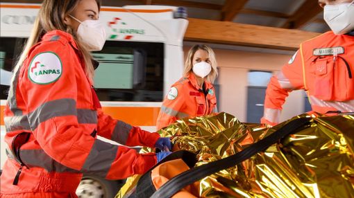 Donata un'ambulanza e attrezzature ai volontari dell'Anpas di Caravino Donata un'ambulanza e attrezzature ai volontari dell'Anpas di Caravino