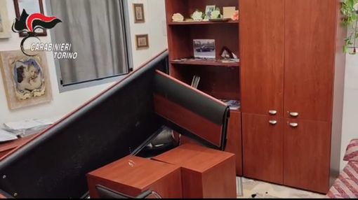 Tenta di estorcere denaro al titolare di un'impresa di pompe funebri e gli mette sottosopra il negozio: arrestato