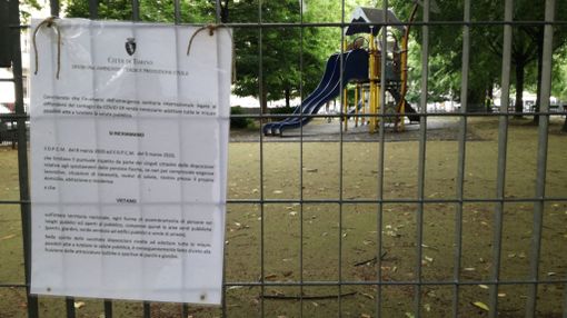 Aree gioco, tra sanificazione e sorveglianza a Torino dubbi sulla riapertura entro mercoledì Aree gioco, tra sanificazione e sorveglianza a Torino dubbi sulla riapertura entro mercoledì