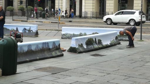 Le barriere antiterrorismo di Torino si trasformano in un bosco (FOTO)