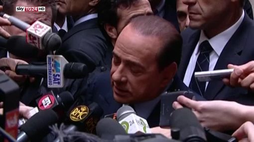 Silvio Berlusconi circondato dai microfoni Silvio Berlusconi circondato dai microfoni