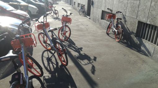 Bike sharing, in via Filadelfia un palazzo "sotto assedio"