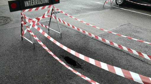 Maltempo, cede l'asfalto vicino al Fila Maltempo, cede l'asfalto vicino al Fila