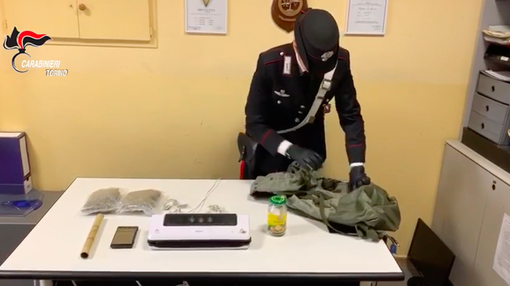 Mamma denuncia figlio spacciatore: ragazzo arrestato dai carabinieri a Nichelino Mamma denuncia figlio spacciatore: ragazzo arrestato dai carabinieri a Nichelino