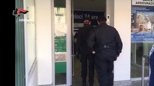 Si finge impiegato di banca e gli svuota il conto corrente: arrestato un truffatore [VIDEO]