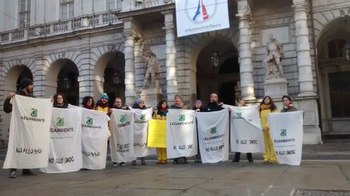 Legambiente davanti al Comune di Torino in un precedente flashmob Legambiente davanti al Comune di Torino in un precedente flashmob