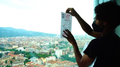 Extinction Rebellion: Intesa San Paolo chiede di portare a processo l'attivista che aveva lasciato i volantini all'interno del Grattacielo