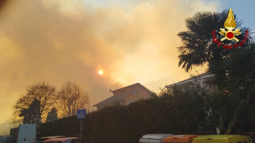 Incendio alle pendici del Musinè, in azione sette squadre e due elicotteri dei Vigili del Fuoco per domare le fiamme