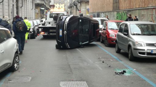 Rocambolesco incidente in via Bogino: un'auto si ribalta e traffico in tilt Rocambolesco incidente in via Bogino: un'auto si ribalta e traffico in tilt