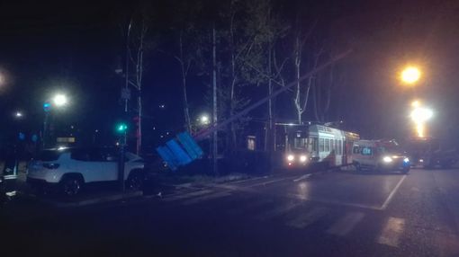 Si schianta contro il palo della luce e lo abbatte: bloccati i tram in corso IV Novembre