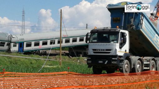 Disastro a Caluso, il paese attonito: "Non oso pensare al macchinista, ha visto la morte in faccia" (FOTO E VIDEO GALLERY) Disastro a Caluso, il paese attonito: "Non oso pensare al macchinista, ha visto la morte in faccia" (FOTO E VIDEO GALLERY)