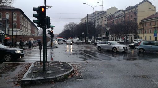 Scende dall'auto della mamma e viene investita: ragazzina di 15 anni in prognosi riservata