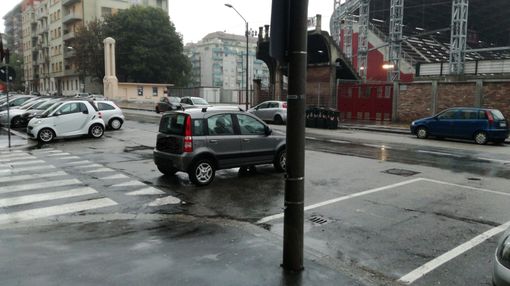 Malasosta a borgo Filadelfia: al mattino le "ultime" auto restano in mezzo alla strada Malasosta a borgo Filadelfia: al mattino le "ultime" auto restano in mezzo alla strada