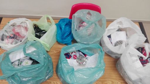 Scovato in un appartamento laboratorio di abiti contraffatti: novemila i marchi Scovato in un appartamento laboratorio di abiti contraffatti: novemila i marchi