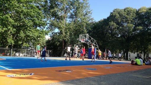 Code infinite nel primo weekend estivo: non è l'autostrada, è il nuovo campo da basket di Piazza d'Armi