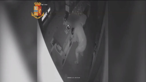 ladro ripreso da telecamere