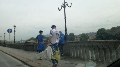 Stasera a Torino Italia-Bosnia, i tifosi ospiti colorano di giallo e blu la città Stasera a Torino Italia-Bosnia, i tifosi ospiti colorano di giallo e blu la città