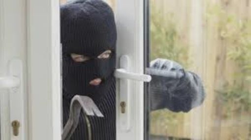 Rapina in villa a Montanaro, donna presa a pugni e costretta ad aprire la cassaforte: bottino da 10mila euro Rapina in villa a Montanaro, donna presa a pugni e costretta ad aprire la cassaforte: bottino da 10mila euro