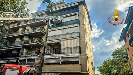 Scoppio in una palazzina a Collegno, intervento dei Vigili del fuoco Scoppio in una palazzina a Collegno, intervento dei Vigili del fuoco