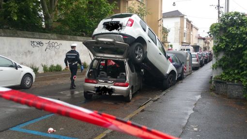 Incidente rocambolesco a Venaria: una 600 rimane incastrata sotto una Dacia
