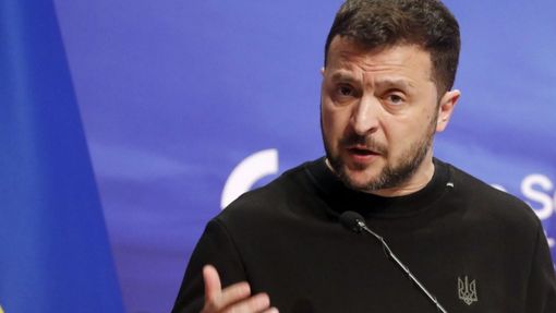Zelensky ha bisogno di soldati: abbassa l’età di leva e prende anche i carcerati