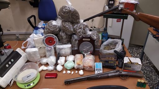Armi e droga in una villetta: sequestrati 5 kg di cocaina, 2 di marijuana e una "Santa Barbara"