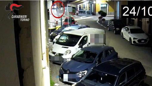 Un momento della fuga dei due rapinatori Un momento della fuga dei due rapinatori