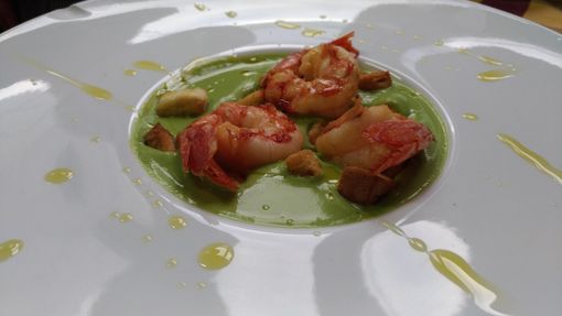 LA RICETTA - Vellutata di piselli con crostini di pane integrale aromatizzato alla salvia e gamberi sfumati al brandy