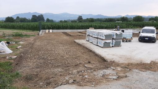 I lavori di realizzazione dell'area giochi ai Mezzi Po I lavori di realizzazione dell'area giochi ai Mezzi Po