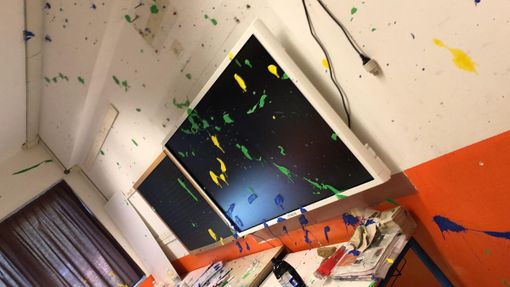 Vandali alla "Guglielmo da Volpiano", imbrattate pareti e lavagne multimediali