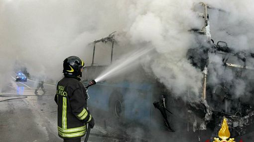 L'incendio del bus a Torre Canavese