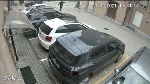 Le immagini riprese dal sistema di videosorveglianza della gioielleria di Gallo Grinzane