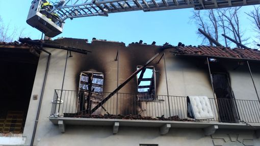 Un incendio divora il tetto di una cascina di Baudenasca Un incendio divora il tetto di una cascina di Baudenasca