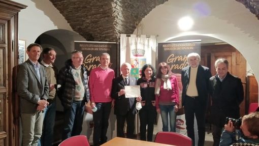 La cerimonia di stamattina per il conferimento della cittadinanza onoraria di Pragelato a Umberto Raspini La cerimonia di stamattina per il conferimento della cittadinanza onoraria di Pragelato a Umberto Raspini
