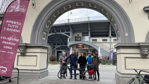 Diego Cossotto, secondo da sinistra, dopo l’allenamento al Motovelodromo Diego Cossotto, secondo da sinistra, dopo l’allenamento al Motovelodromo