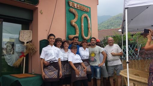 Da sinistra a destra Ilaria Poetto, Valeria Poetto, Lorena Davit, Sabrina Secci, Giovanni Poetto, Francesca Alunni, Gilbert Davit, Oussman Sowe e Daniele Romagnolo alla festa dei 30 anni nel 2018