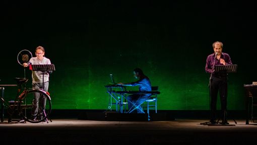 L'Airone Fausto Coppi vola in sella alla sua bici sul palco del Teatro Gobetti L'Airone Fausto Coppi vola in sella alla sua bici sul palco del Teatro Gobetti